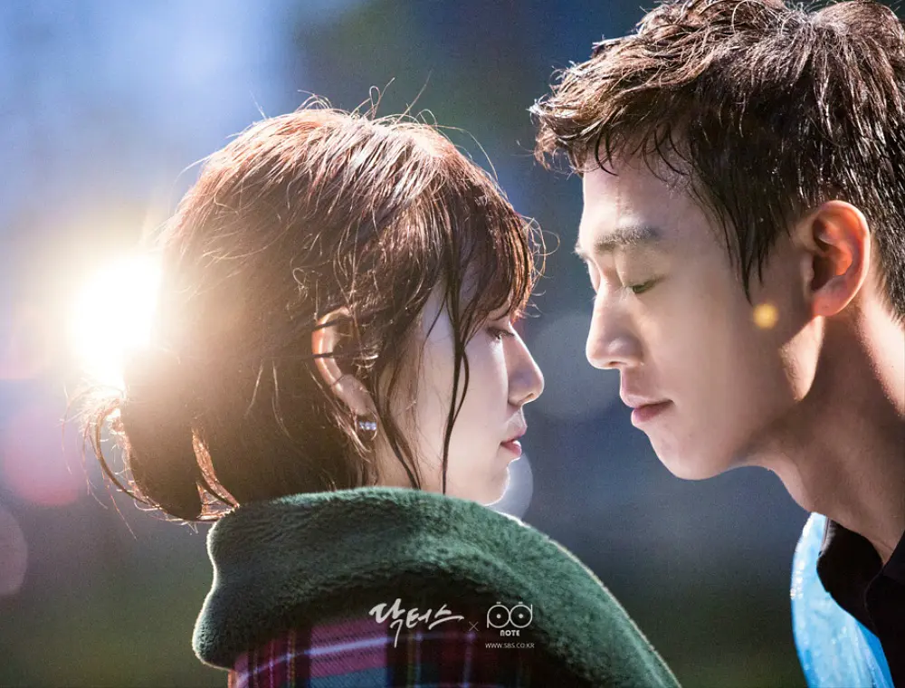 《Doctors》朴信惠与金来沅CP感虽没之前作品来得强烈，但也是超甜蜜都各种互动，更因此朴信惠也被观众们赞有旺合作男星的好运气 ~