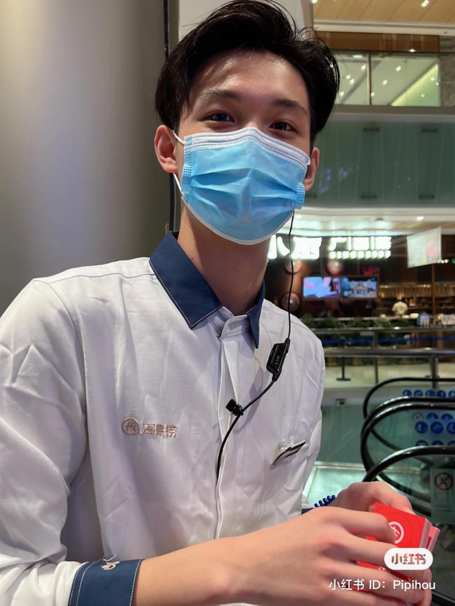 海底捞的宣传手法真的太给力,大家都会因为帅哥云集而特地跑来捧场,吃个火锅还可以一面欣赏帅哥,幸福指数立马暴涨。