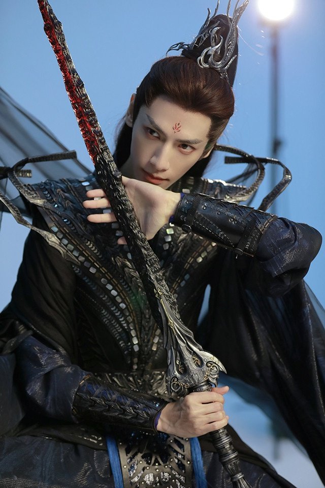 此次《长月烬明》中的澹台烬却是一位黑莲花病娇反派，不仅人设惊喜，造型也是极为惊艳~再次成为观众心中无可取代的古装男神 yyds。