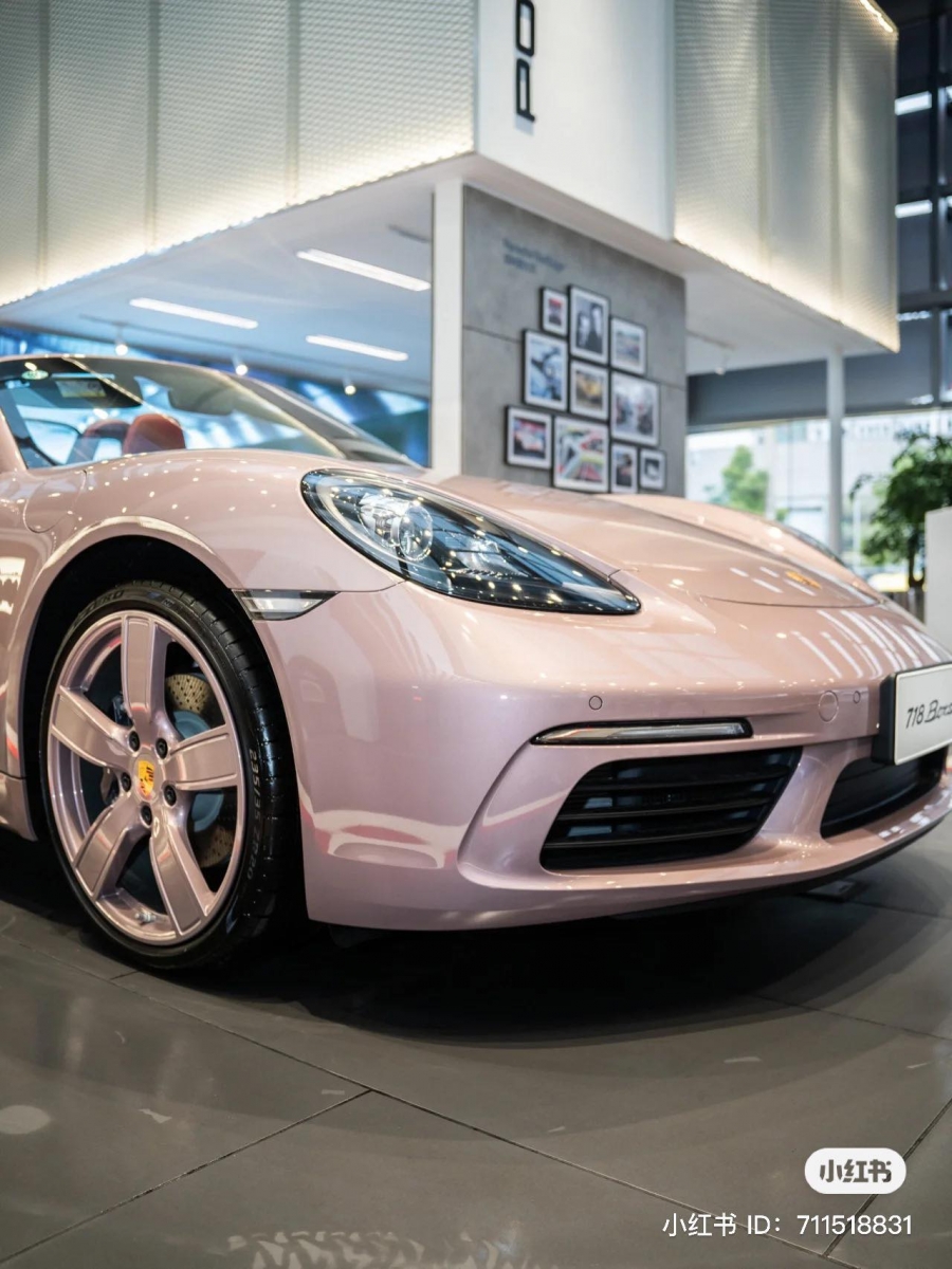 1996年正式推出的Boxster系列,早前公布2022款增加了冰莓粉色车身选择。