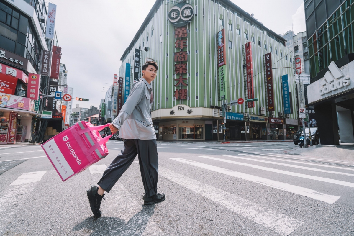 26岁的foodpanda天菜外送伙伴「CJB」王辰博在票选环节中呼声很高,曾当过香蕉娱乐练习生。