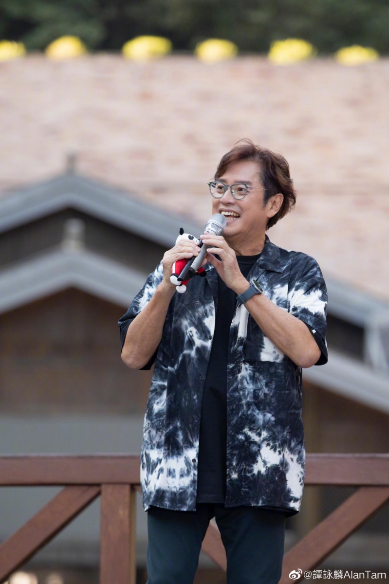 谭咏麟名字窜上微博热搜榜冠军,事源有网友点名指控他染指自己年仅23岁的女友、插足他们的恋情!