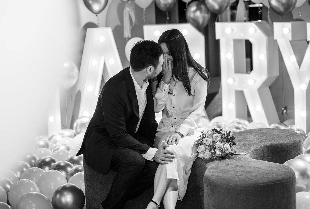 她称未婚夫在一家本地大企业担任品牌管理的副总裁职位,他们都是透过朋友介绍认识。首次见面未婚夫完全不知道林慧玲是当红女星,交往不到一年就答应求婚,也因为是圈外人的身份,林慧玲表示和他相处非常舒服、充满安全感