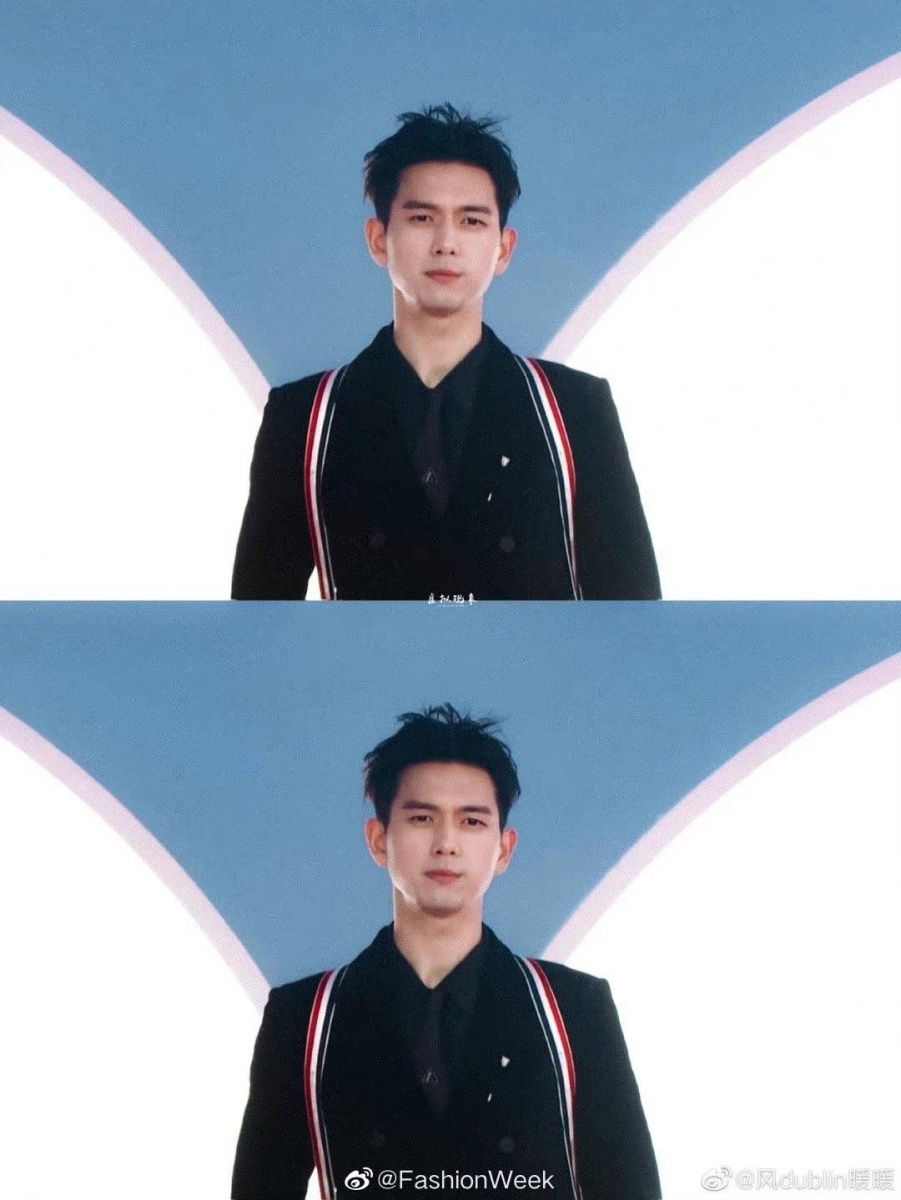 红毯开头时还披了一件金色长羽绒服，被网友大赞「这是什么反季节红毯在逃王子！」