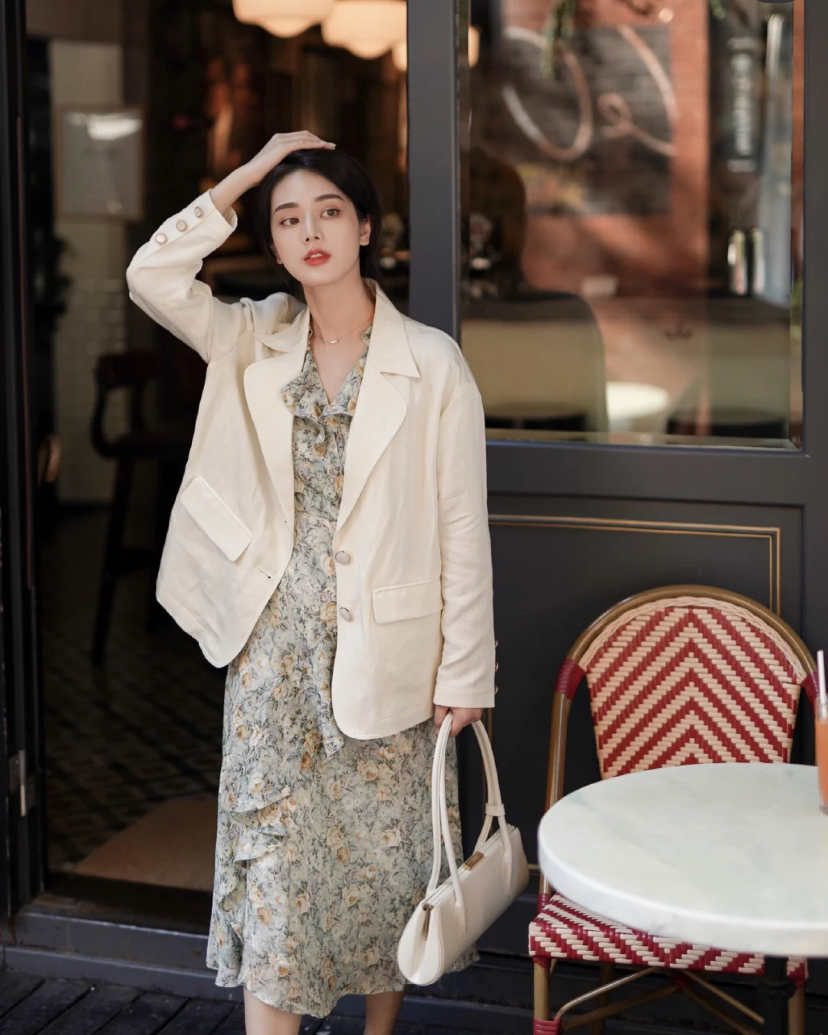 可以选甜美的连身裙作为内搭,再搭配一件浅色系的西装外套
