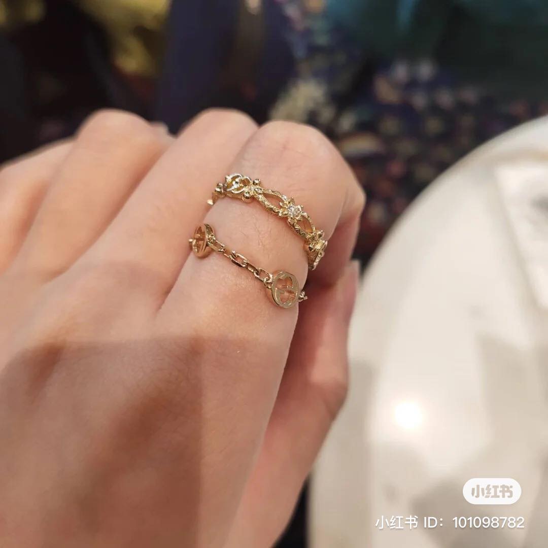 这款 Gucci Flora 花卉戒指是由 18K 白金匠心制作,戒圈上缀以白色的钻石以及双 G 复古标志,不同元素设计层层交叠在一起营造出一种优雅唯美既视感简直太欠买了。