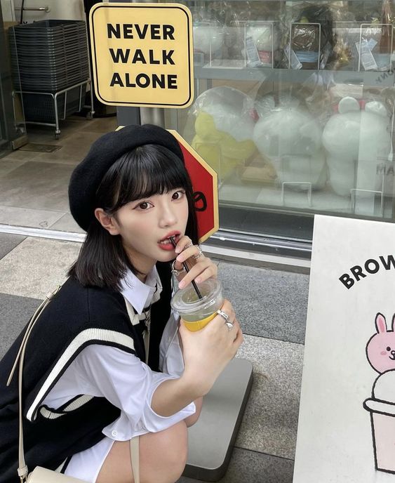 一句话 “看破不说破” 也正表达此意,情商高的人一般都会看在眼里但绝不揭露他人短处。尽量去发现他人的长处,而不是计较并揪住别人的短处不放,那无疑是在给对方的伤口上撒盐!