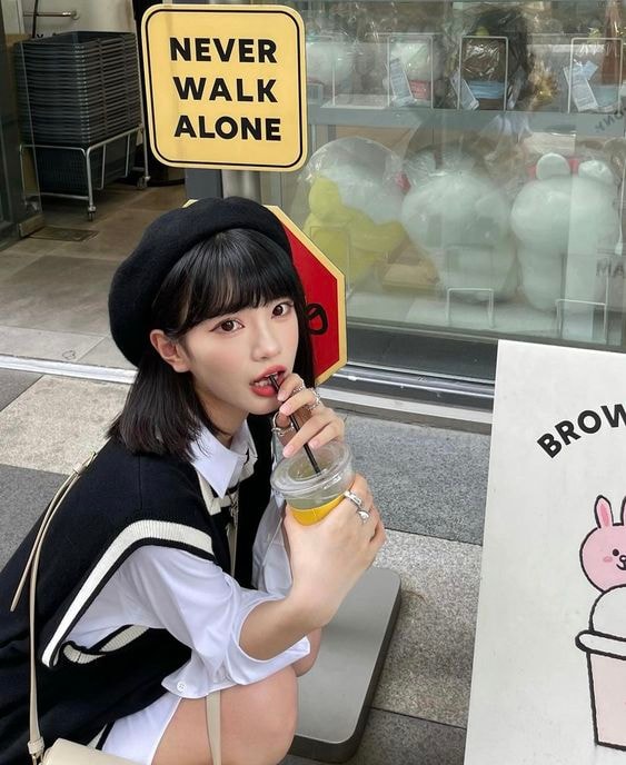 一句话 “看破不说破” 也正表达此意,情商高的人一般都会看在眼里但绝不揭露他人短处。尽量去发现他人的长处,而不是计较并揪住别人的短处不放,那无疑是在给对方的伤口上撒盐!