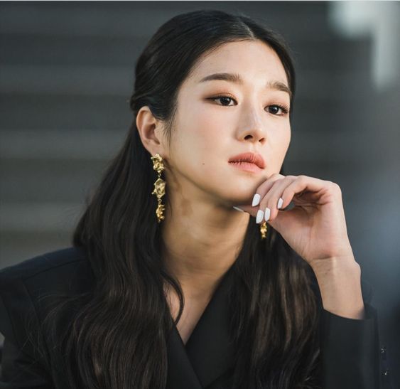 去年以主角出演《虽然是精神病但没关系》的徐睿知被爆出不为人知的黑历史,除了有制造假学历、校园暴力及态度无礼外,还被指操控前男友金正贤,更因此被网民们冠上“恐怖情人”的称号。