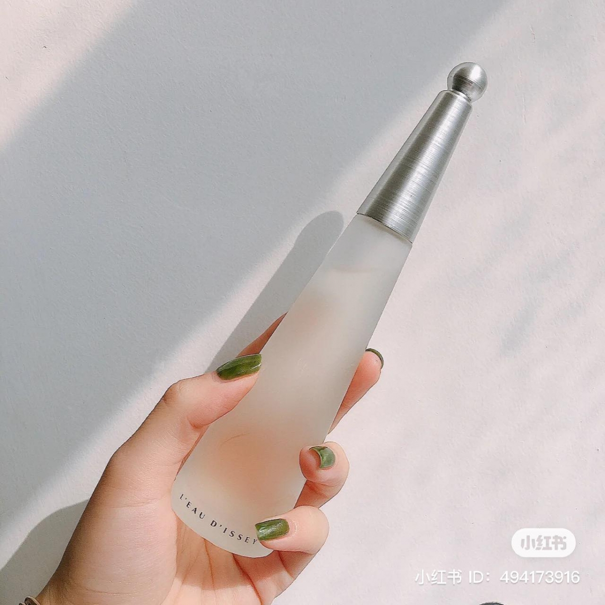 Issey Miyake三宅一生家最广为人知的「一生之水」女香,整体呈现出的清新柔和水生调香气,绝对称得上是温柔、恬淡优雅的代名词!前调包括睡莲、玫瑰和鸢尾花,但玫瑰香并不明显;中调则由牡丹、百合、康乃馨等组合而成,后调则会留下舒服的麝香、晚香玉香气。