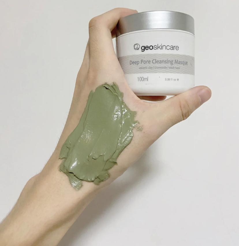 无污染的火山泥比一般岩泥吸附力要好得多，可以清洁毛孔里的老旧角质，吸附肌肤上多余的油脂。