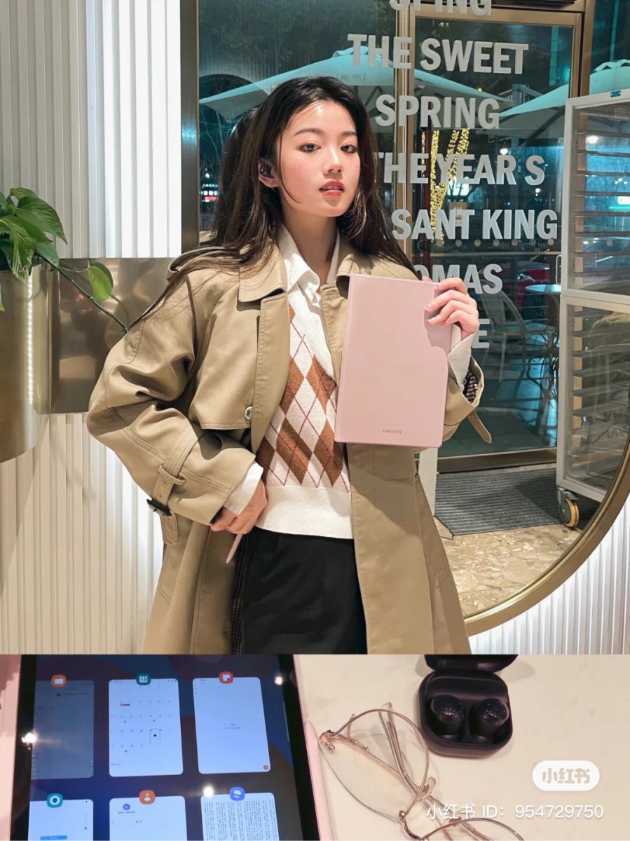 ！SAMSUNG Tab S6 Lite 一共有静谧蓝、樱花粉等新款式，从配色上而言一点都不输苹果，综合了时下最 YOUNG 的色彩来营造出清新魅力感