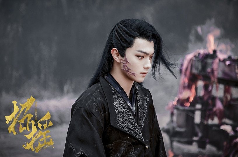 他前期是无知的“小奶狗”，忠心耿耿地跟着路招摇，并默默喜欢上她。后面为夺万钧剑成为高冷霸气 “大头狼”，既邪魅又霸气。