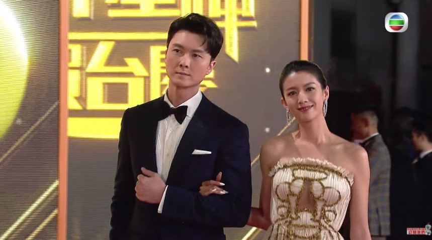 稍早前，TVB 举办的《万千星辉贺台庆》典礼，据称为了炒作新闻，TVB 更是安排了绯闻搭档王浩信和蔡思贝一起走红毯。