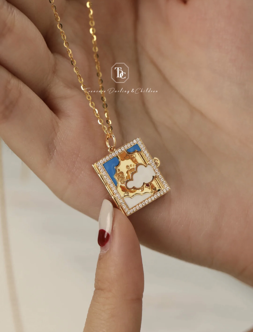 吊坠的造型就像是迷你童话书一样，还可以打开里面可以印上宝宝的脚丫印