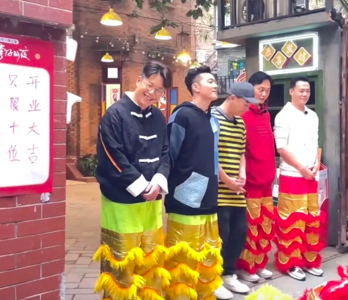 稍早前现场人山人海的民众围观了《大湾仔的夜》大排档开张,哥哥们还扮成舞狮助阵,超级喜庆!