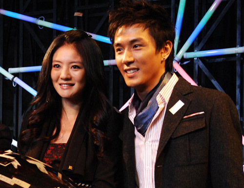 随着他这次演艺事业的复出,大家也渐渐扒出「李承铉」过往的爱情史!原来他在和戚薇在一起前曾和台湾女星「安以轩」在过一起?!