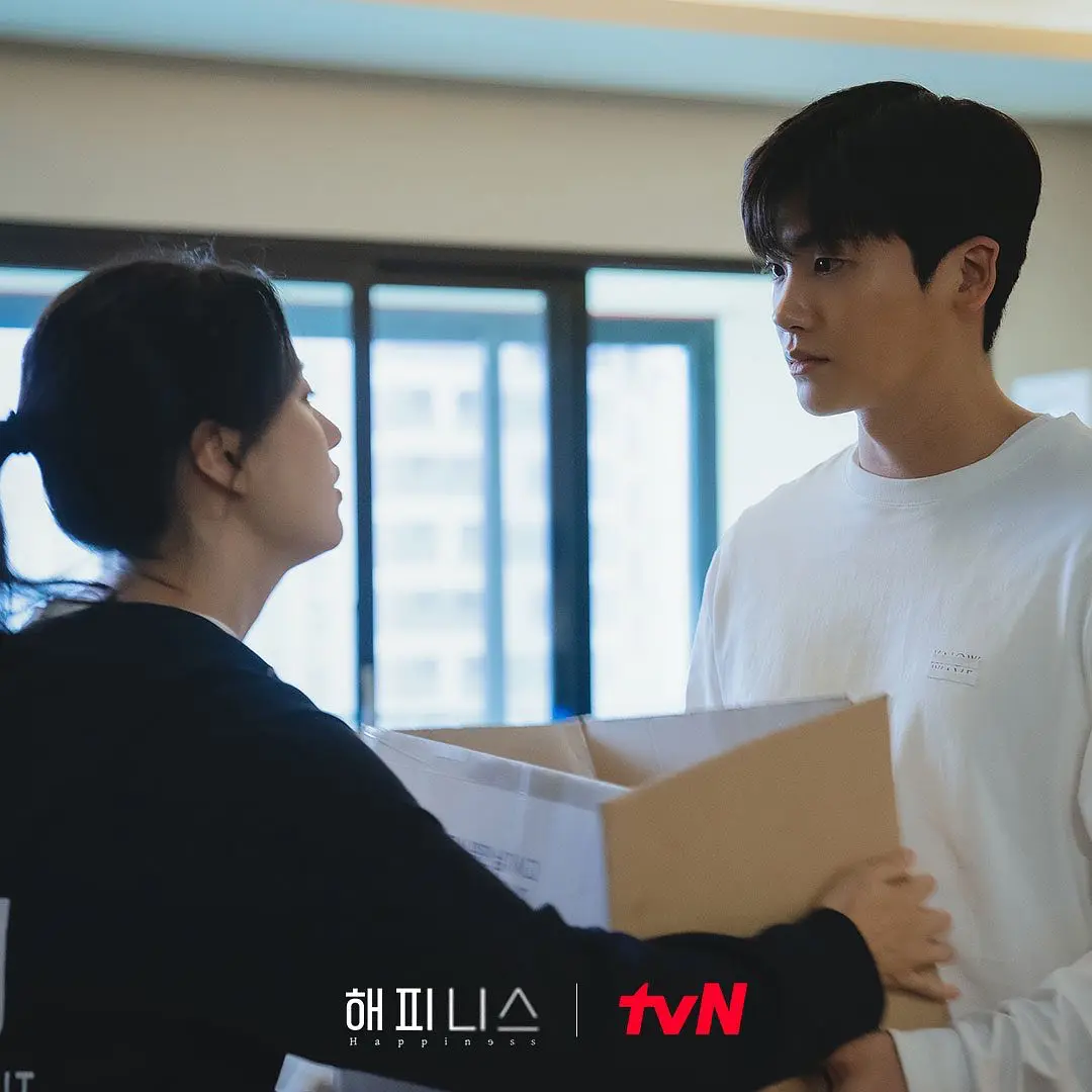 剧名直译为“幸福”加上男女主的颜值加持,看似和谐幸福的爱情故事,殊不知这恰恰相反!