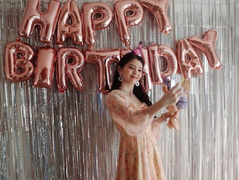 近期,韩韶禧和朋友们提前庆祝27岁(韩国年龄28岁)生日,在高级饭店房间内布置成生日派对,并在社交媒体 IG 上晒出一系列为庆祝生日的照片!