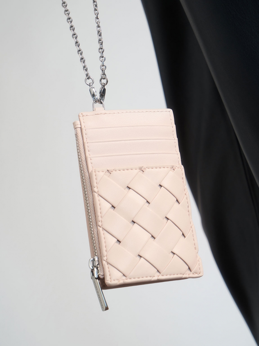 从前面看是信封式造型,而后面则附有很多卡槽以及缀以编织感的立体花纹,低调中不失细节感还挺耐看!