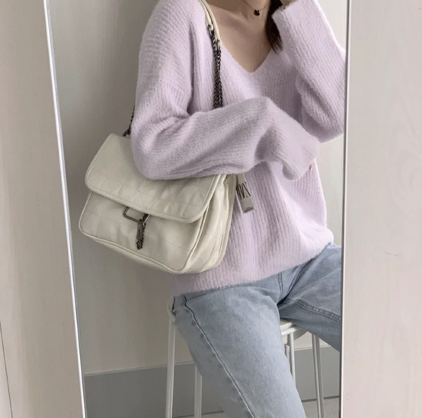 白色款更加显温柔气质,日常出街约会适合背它。