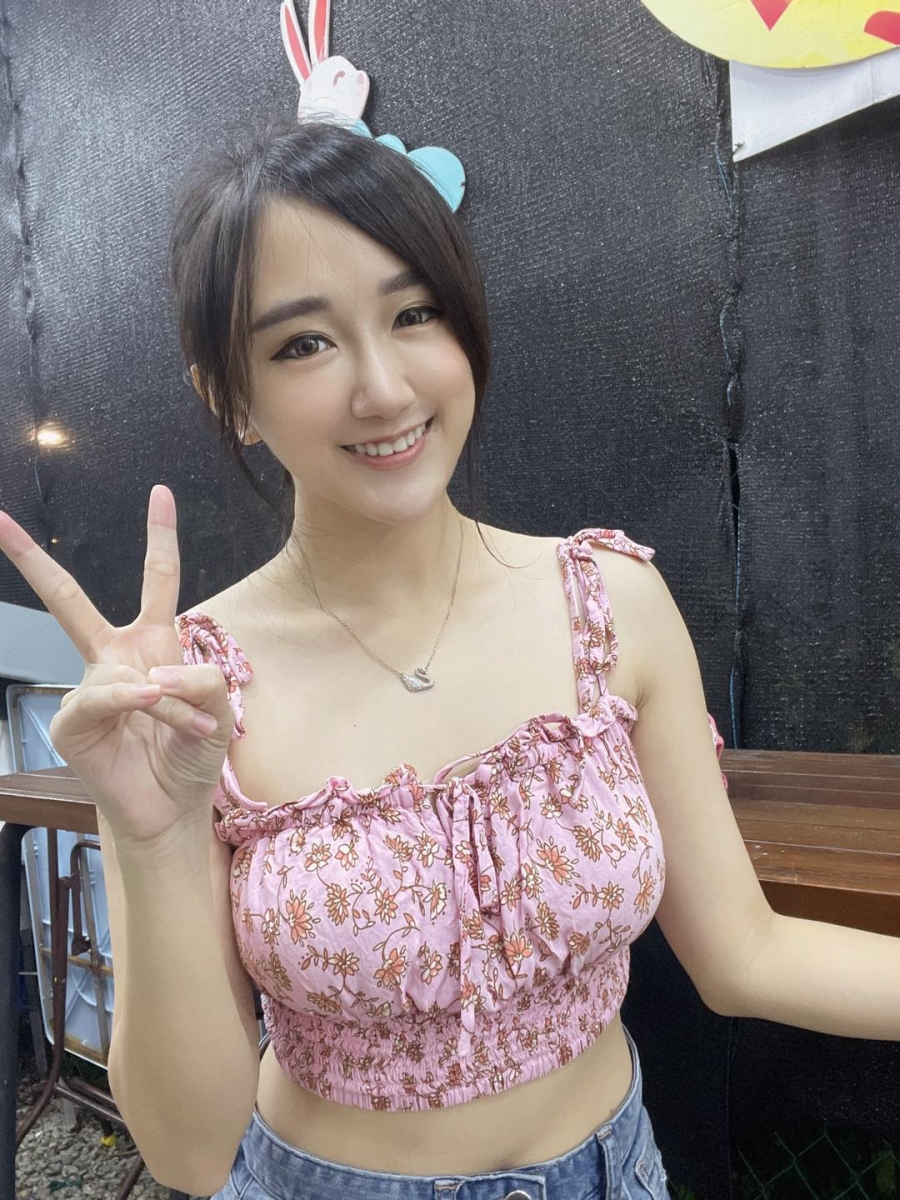 她之后也延伸说到「一开始赌场对她来说是一个天堂;慢慢上瘾后就变成地狱一直想着如何把输掉的钱赢回来;现在的赌场对她来说只是一个普通赌场」从言里行间中可以感觉到 YBB 慢慢在释怀中,每个人都会犯错最重要你会不会为妳的错误买单~重新站起来尝尽了苦头也许彩虹就在另一端等着你?
