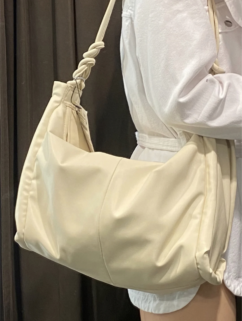 百搭又好看的欧美风欧特包,属于皮质但摸起来软软的!