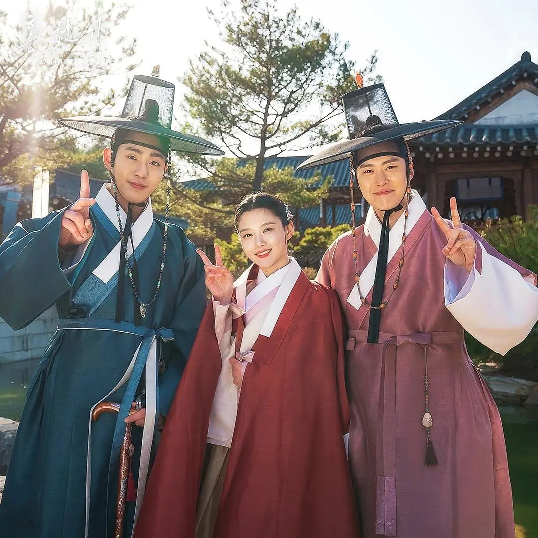 《红天机》讲述进入景福宫的绝世美女画工红天机(金裕贞 饰),和失明但是可以读懂天空和星座的观象监河蓝(安孝燮 饰)及风流倜傥的亮明大君(孔明 饰)之间的三人奇幻爱情古装剧。