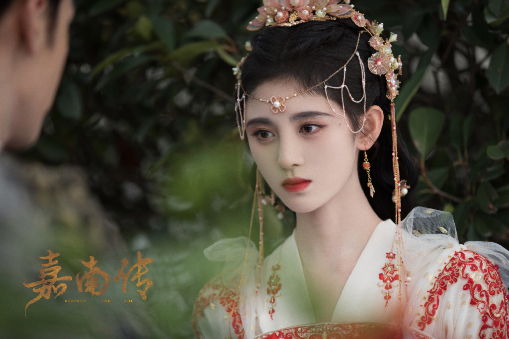 鞠婧祎是内娱圈中「最黑红代表」之一。