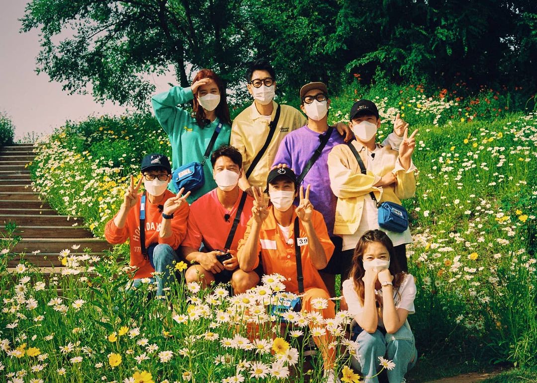 相信眼尖的粉丝都有发现:现在 Running Man 成员背后都没有贴上「名牌」了,逐渐从一个户外节目转变成室内节目,加上 Gary 和李光洙的离开和主 PD 的连续更换,也让收视率暴跌,让全部团队都遇到瓶颈。