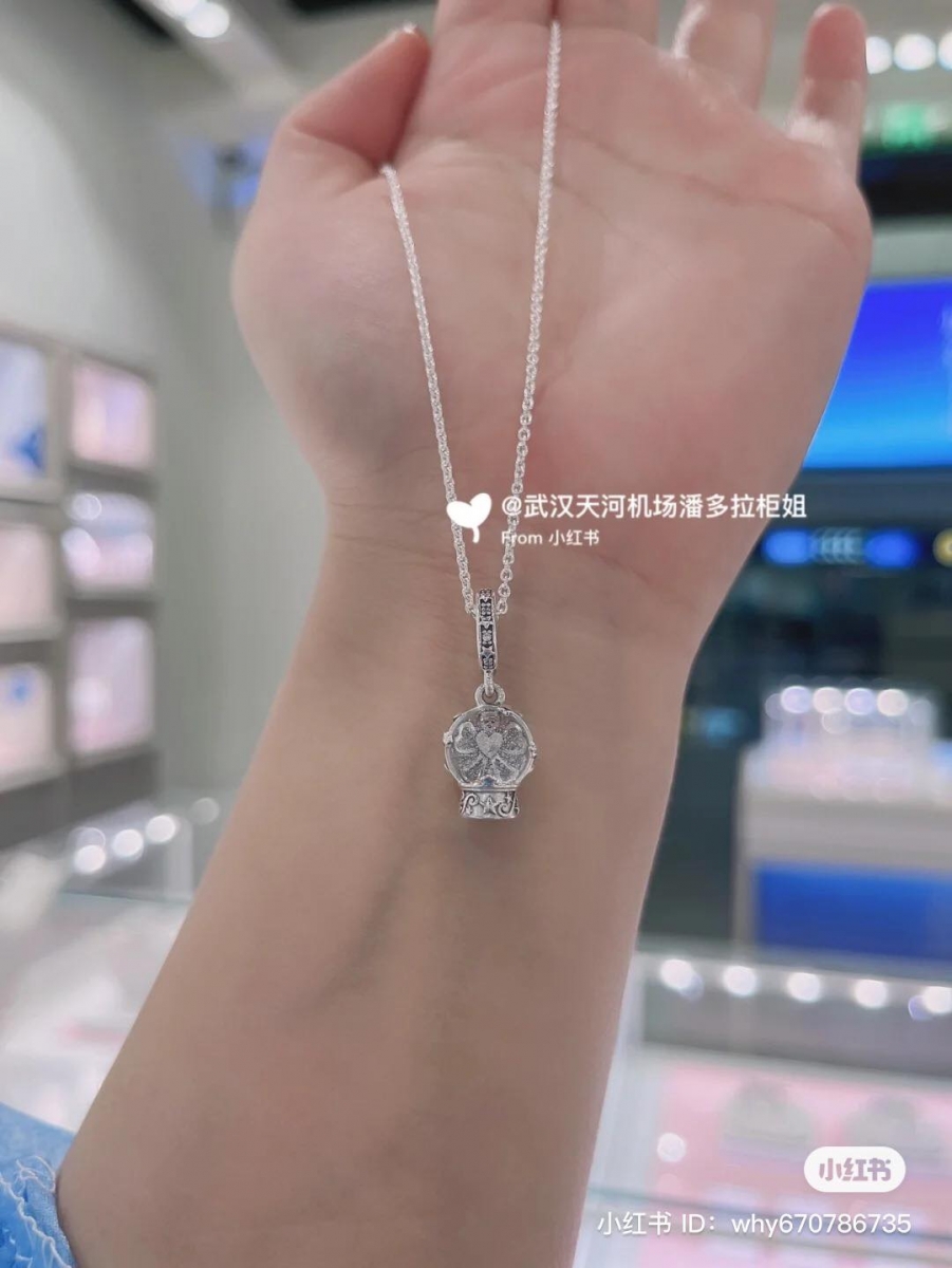 PANDORA「圣诞水晶球」同样延续了 925 银精美制作,把我们常看到的水晶球化身成迷你吊坠,让大家随时都能把幸福感带在身边。PANDORA 圣诞水晶球里住着一个小天使,而小天使手上也捧着一颗爱心~