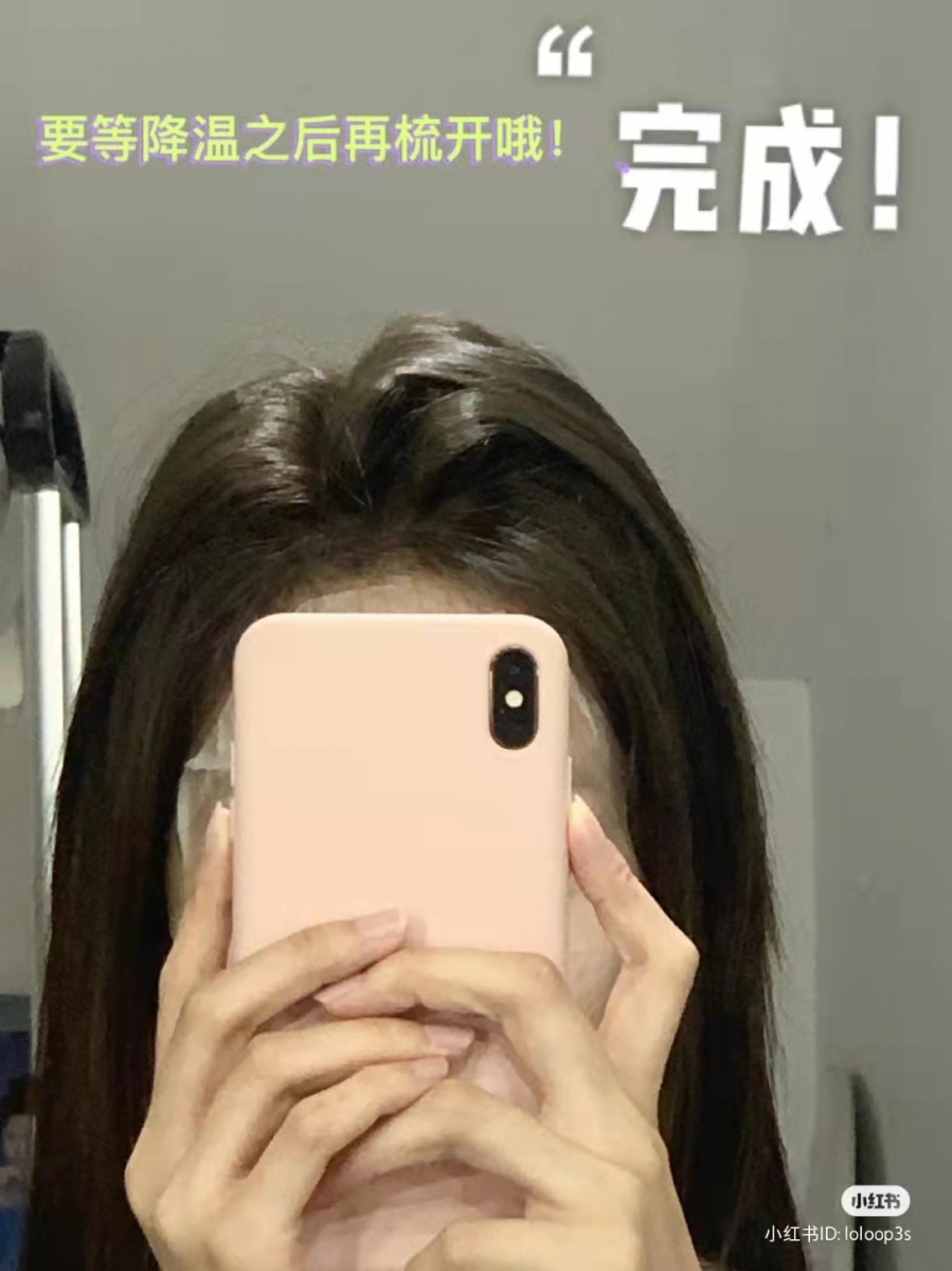 等烫好的头发降温后记得再次梳开,简单完美又自然的高颅顶就大功告成啦!发量较少或头发扁平的女孩们绝对要把这个秘籍学起来 ~