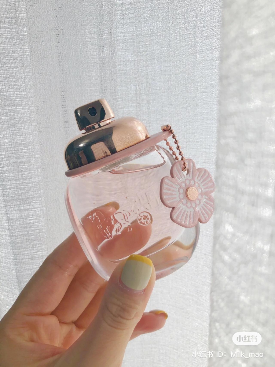 瓶盖处悬挂的粉色茶香玫瑰皮革增添了一抹少女感~香水本身前、中调属于热带感的花果清甜香气,包括柑橘、菠萝冰沙、粉红胡椒,以及茉莉花、玫瑰花和栀子花香味。