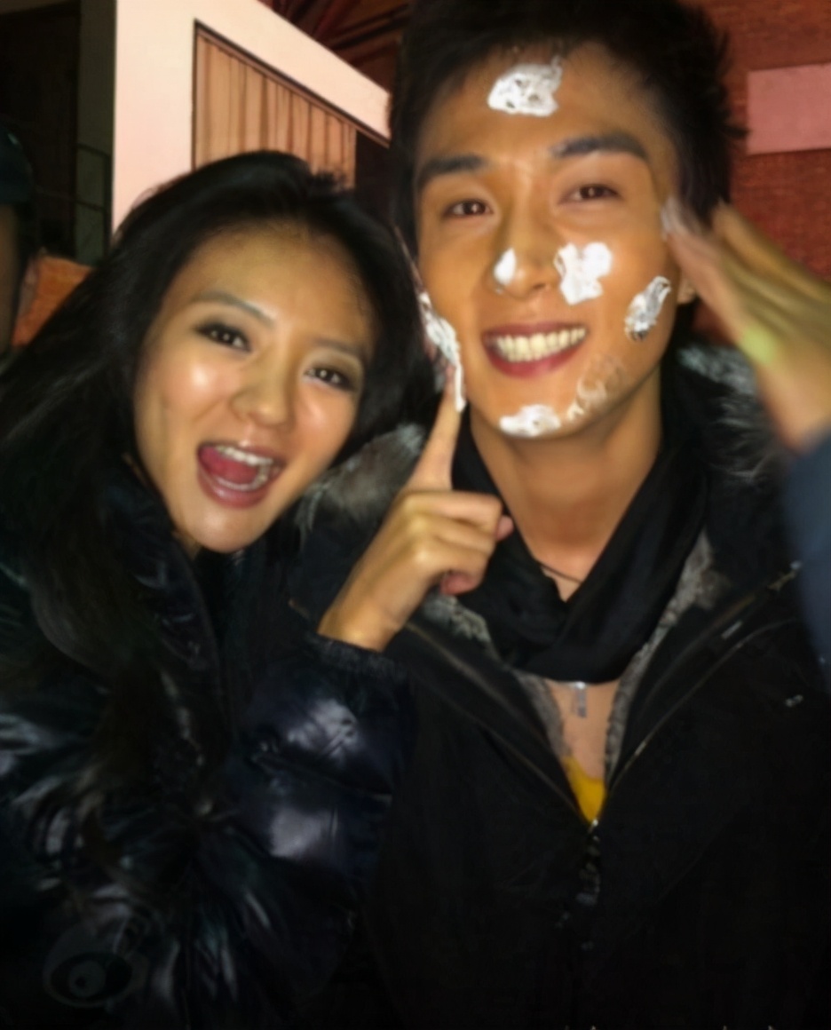 由于当时「安以轩」人气比李承铉还高,所以每次上节目或拍戏~安以轩都会主动靠自己人脉安排工作给自己的男友替他助攻。这段女强男卑的恋爱关系维持了 2 年,最终两人也选择分手。