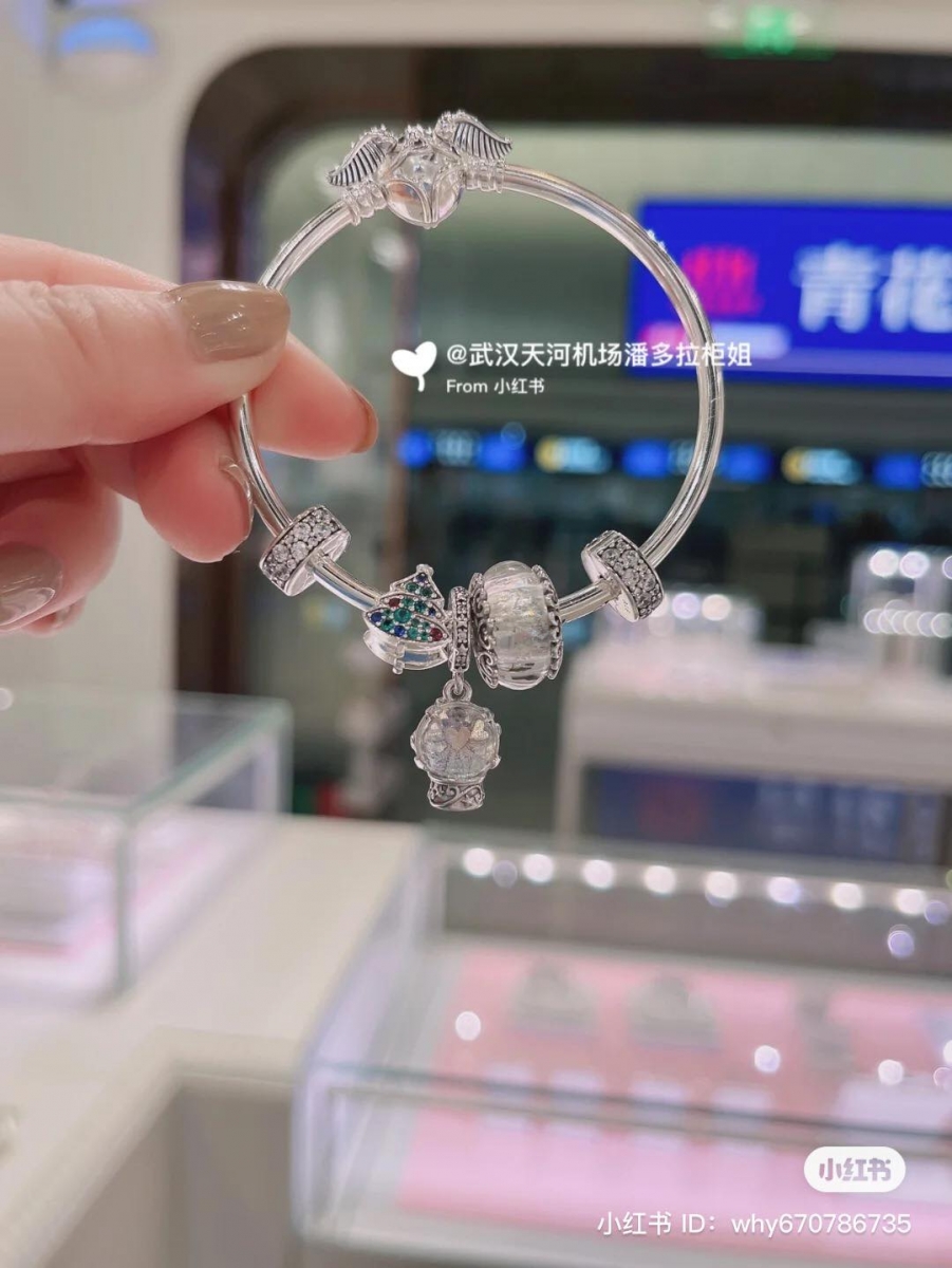 加上雪花纷飞的吊坠,不管是晨间还是夜晚都能营造出满满的温馨感。纵使 PANDORA 水晶球的主角不是一般的圣诞树或是圣诞老人,但这颗梦幻水晶球也融入了其他金光灿灿的圣诞元素像是星星、雪花等,轻轻摇晃水晶仿佛就置身在同个场景。