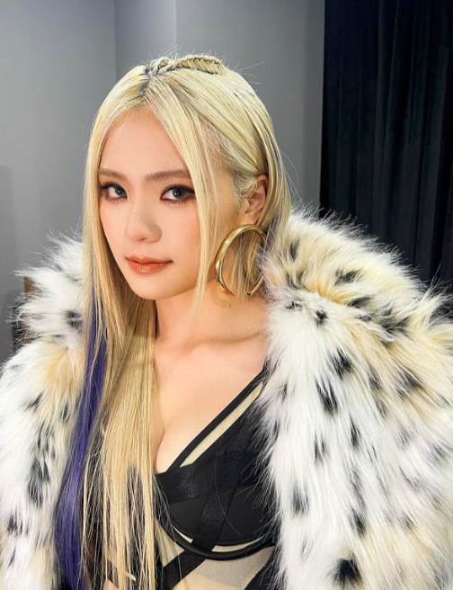 日前JE在记者会上一改以往的乖乖女甜美形象,以令人惊艳的性感酷美造型亮相。