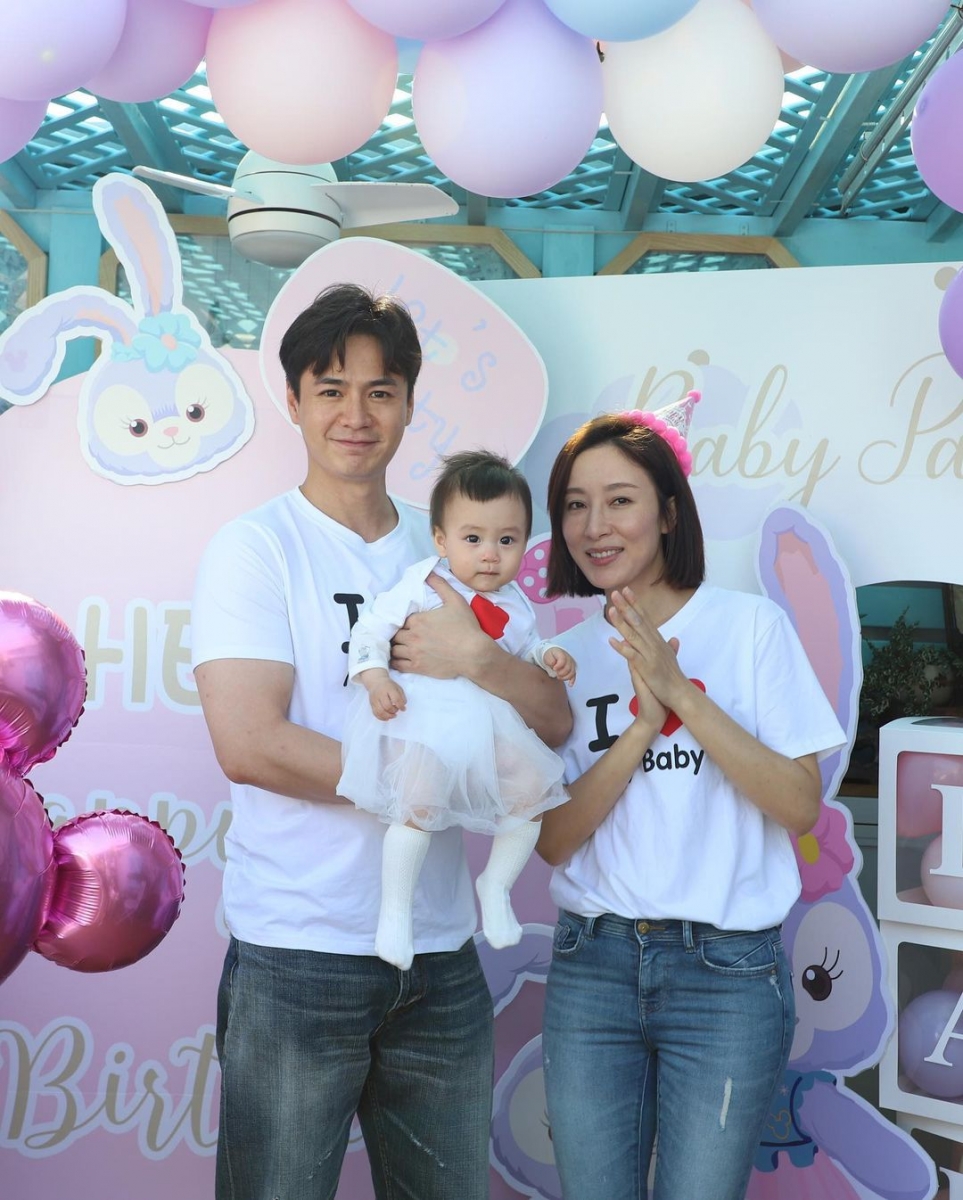 罗子溢则非常淡定回答「我已经有视后,自己就不需要,早两年已经不介意奖项~虽然奖项是荣誉,得到会很开心,但我宁愿拍几部戏赚多一些钱,一家人去旅行有更多回忆。奖项年年都有,女儿一生人只有一次两岁,希望每个年级都能留下美好的回忆」。