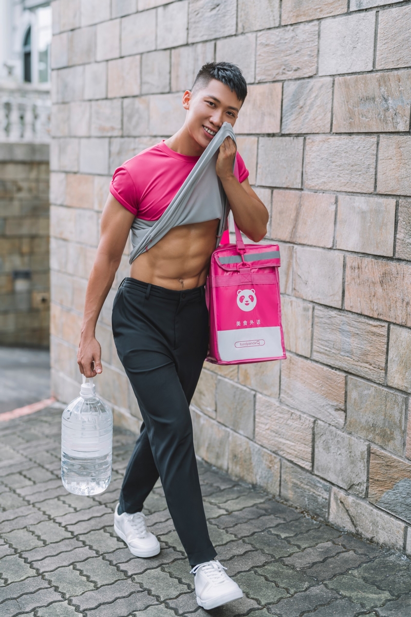 foodpanda天菜外送伙伴Curtis江有赞过去在电视台当记者有5年之久。