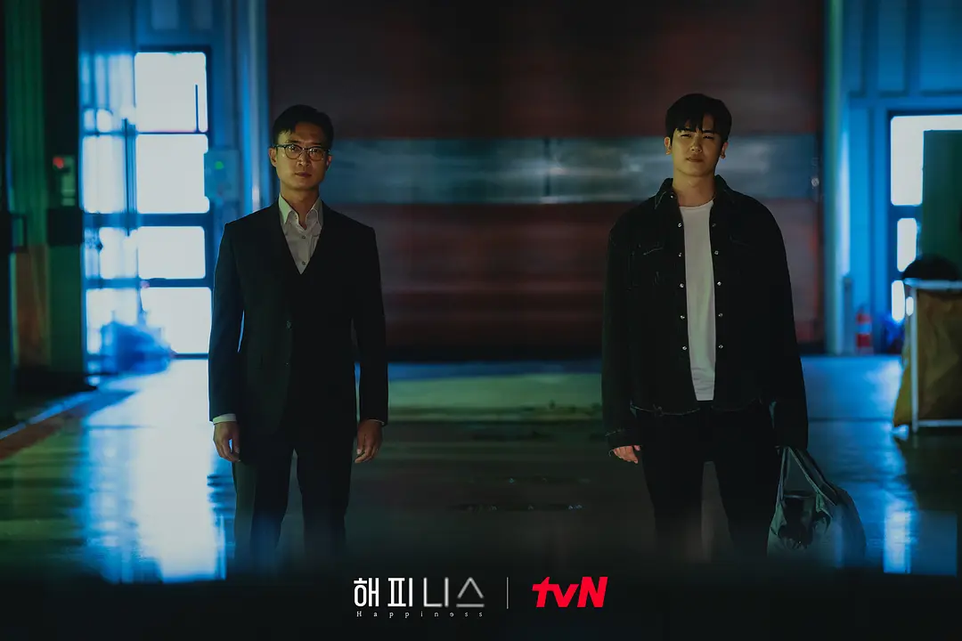 朴炯植饰演警察局重案组刑警“郑伊贤”;赵宇镇饰演掌义务司令部所属中校“韩泰锡”