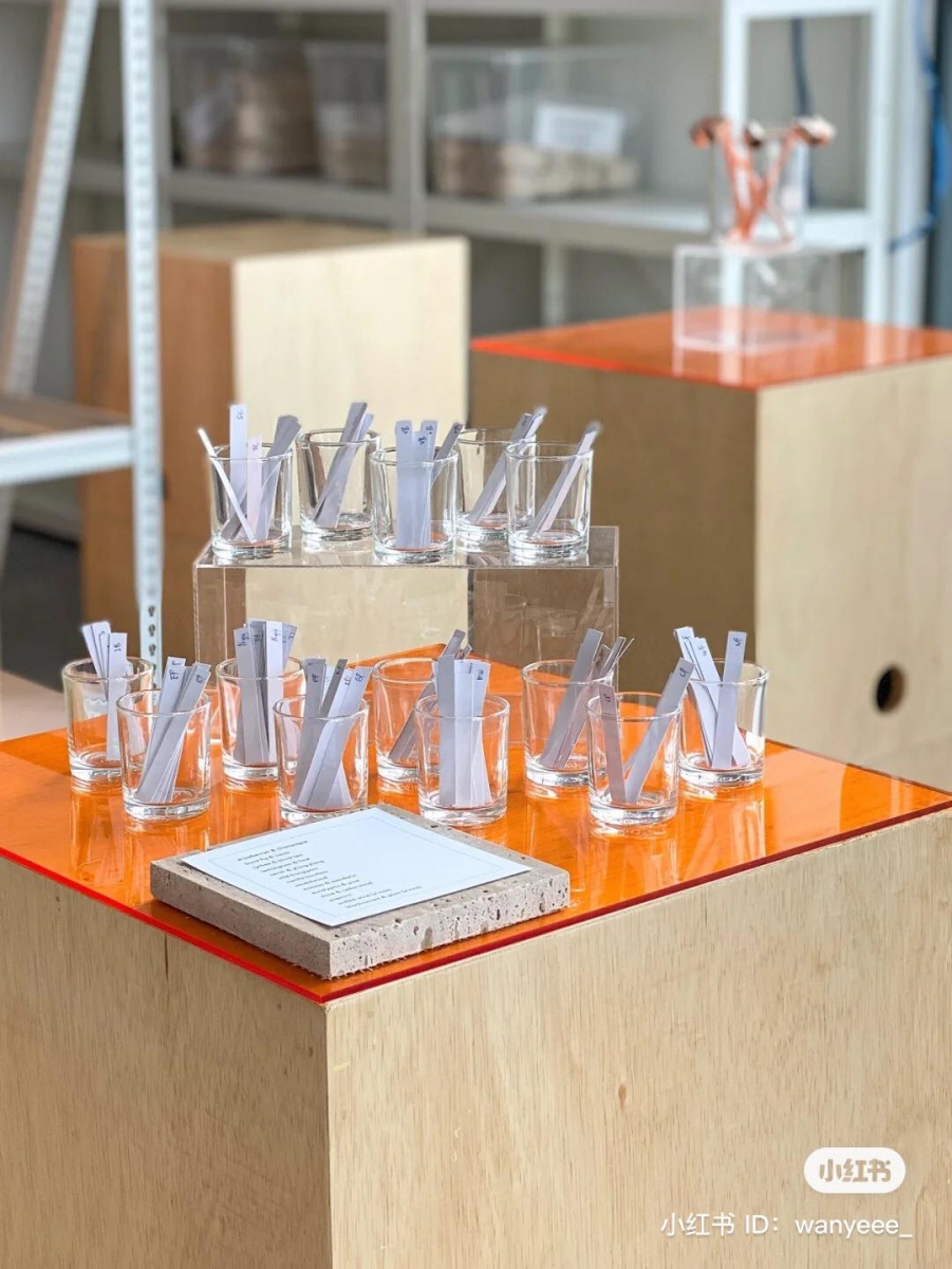 Lilin + Co 线下工作室还设有「试香区域」，无需盲选或单凭感觉来选择味道，直接亲临 Lilin + Co 工作室试香挑出最合你心意的香氛蜡烛