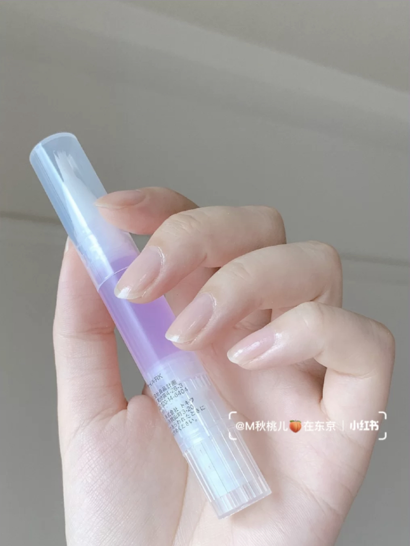 涂抹在指甲的表层可以有效滋润,改善干燥和起纹的问题,可以带一些到指甲边缘减少起皮。