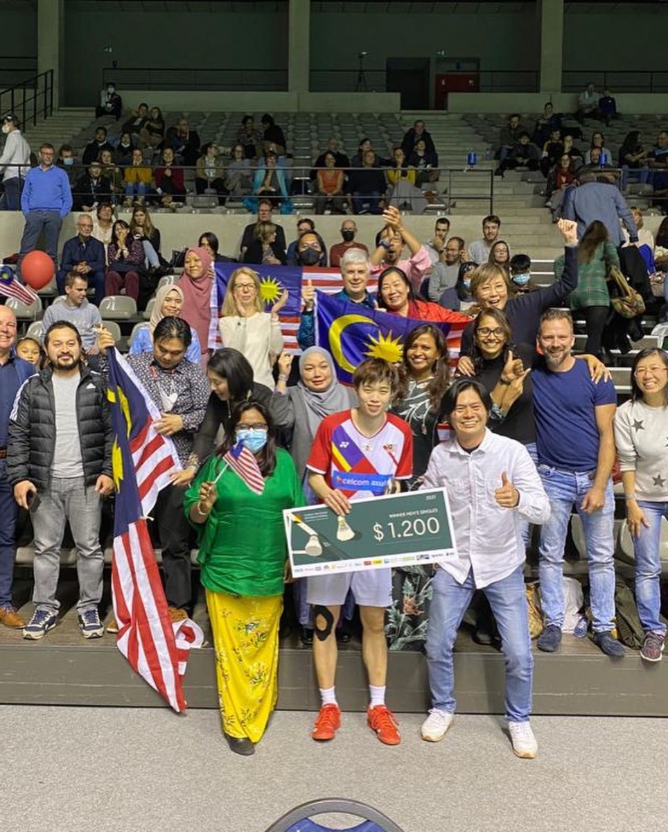 今年 46 岁「罗斯林」曾协助大马与球队夺过大马汤杯的亚军。稍早前,他曾表示大马羽总栽培速度非常缓慢,导致大马男单人才流失严重,如今难得出现一位潜力满满的「黄智勇」罗斯林也把握机会替他喊话「若是好好栽培的话,他定能走得比李梓嘉还远」。