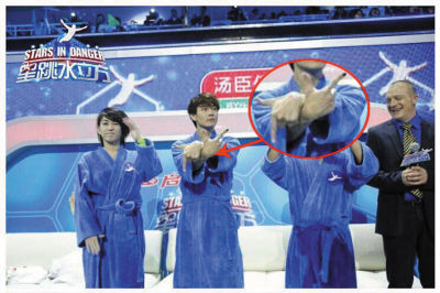 为了辟谣、给足戚薇安全感,李承铉「追妻之路」简直比童话故事还甜蜜。李承铉当时车牌号码写着「7 V」完全不避嫌地大胆示爱,在参加综艺《星跳水立方》更是比出了「 7 V」手势隔空向戚薇告白。