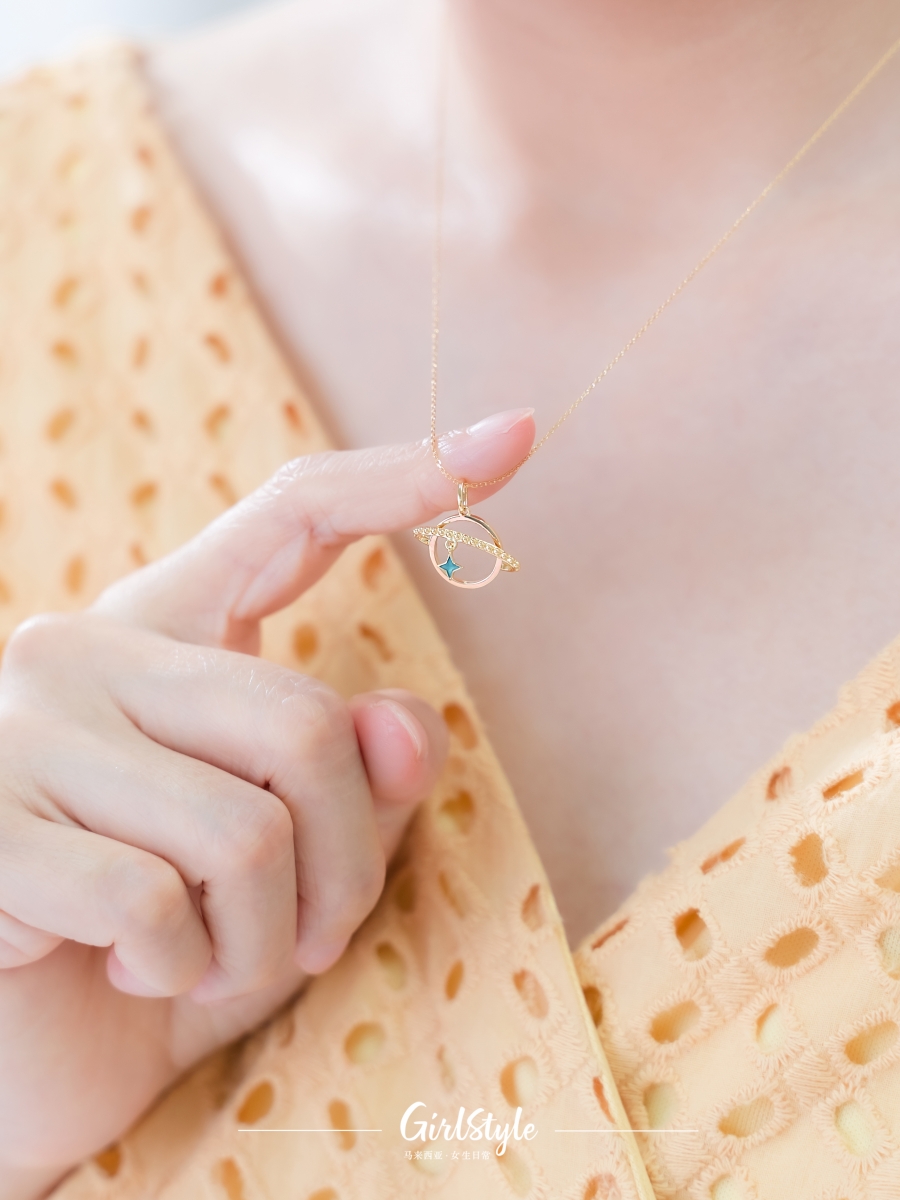 环绕星球的精致星轨外圈让整体设计更添闪耀灵动感，巧妙加上莹亮优雅的一颗星星，完美点亮了项链光彩，瞬间仿佛置身浪漫宇宙星河里。