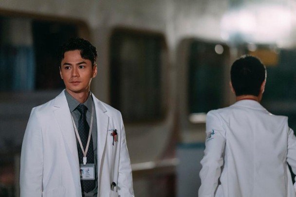 随着剧情发展到最后,罗子溢将会变得心力交瘁,颓废无力。所以当下拍摄的时候,几乎都是素颜的状态显得自己非常苍白。罗子溢也有表示每次拍戏回家要照顾女儿,所以基本上隔天都会看起来很累~不用化妆看上去也非常憔悴~「个个同事都赞我演起来超认真,证明我的付出没有白费」