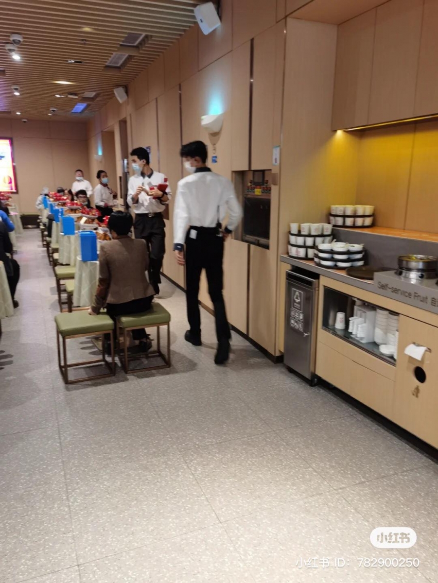 很多少女粉看了瞬间尖叫「猛地一看超想王一博」、「身高也太像于途的杨洋了吧」、「海底捞的服务员颜值都好高」