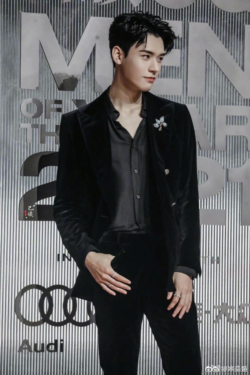 怼脸拍摄的大片也毫无压力，贵公子LOOK超绝！