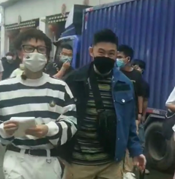 而后路透照中可见,首期参与录制的飞行嘉宾分别有「人体充电宝」MC Jin欧阳靖,以及透过《披荆斩棘的哥哥》圈粉无数、已认张智霖当干爹的布瑞吉Bridge前来做客,这阵容也太振奋人心啦!