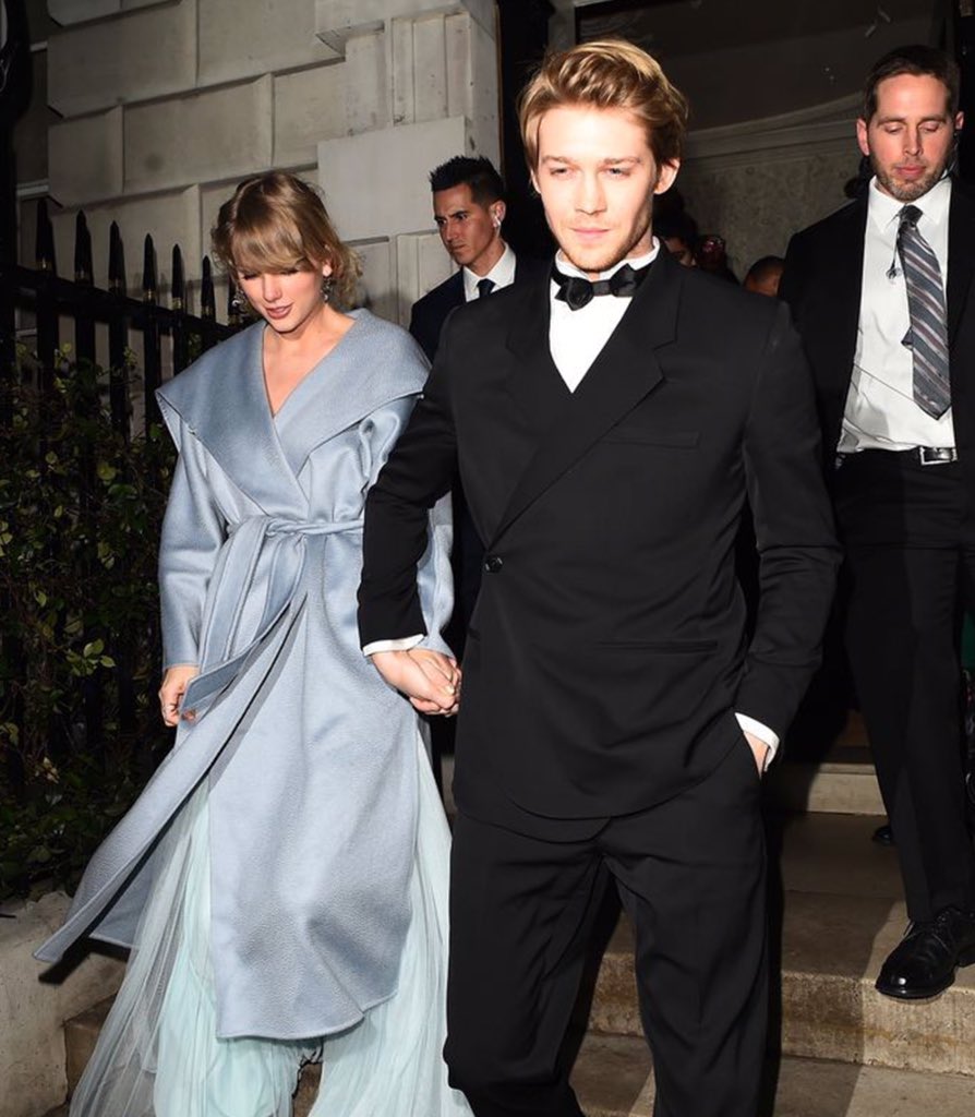 实则,Taylor Swift 和小两岁男友 Joe Alwyn 稳定交往了 5 年,算是历任男友中走得最远的那一位。