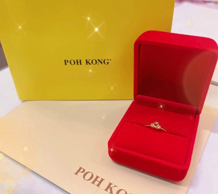 Poh Kong 金皇冠设计偏向朴实低调款,薄细的素圈上也缀以手工雕刻出来「爱心」造型,旁边也布满了花纹的细节,既简约又不失优雅的浪漫感,手指秒变娇羞的少女格外吸晴迷人。